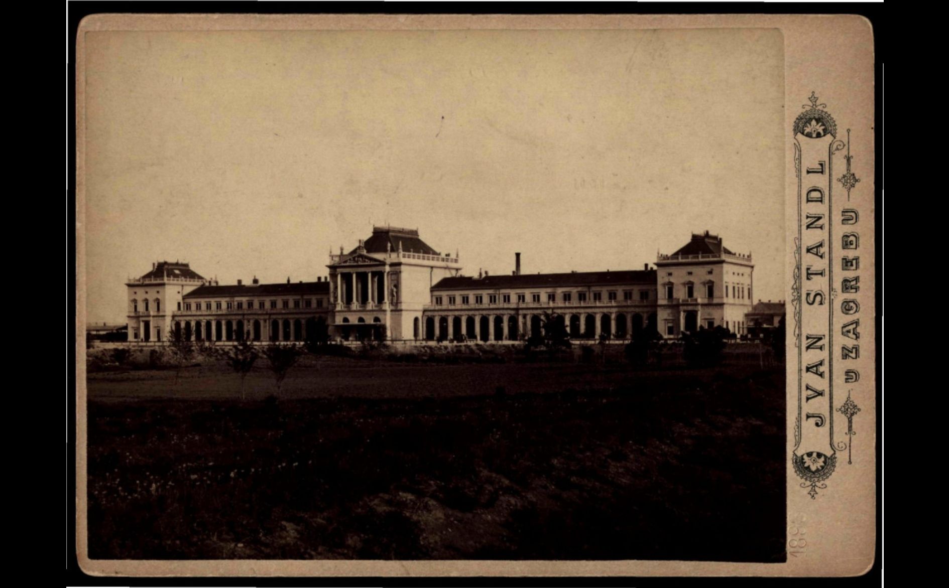Glavni kolodvor 1893. godine. 1895. godine ledina ispred kolodvora dobja naziv Trg Franje Josipa I. (Foto Ivan Standl)